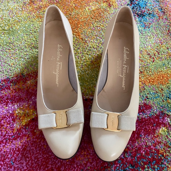 8.5 B Ferragamo Bow Flats Beige Great Condition - Picture 2 of 7